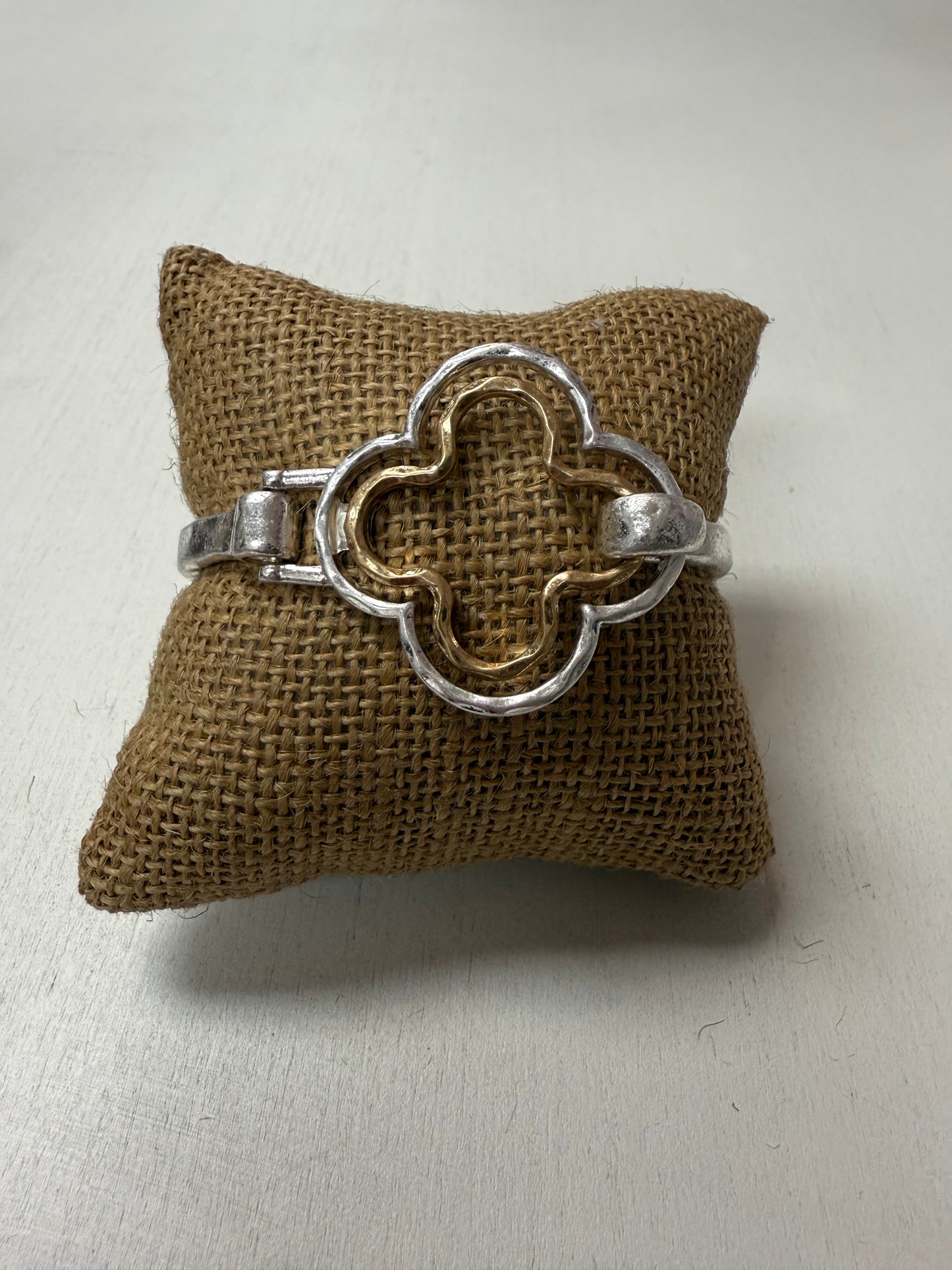 CLOVER CLASP BRACELET