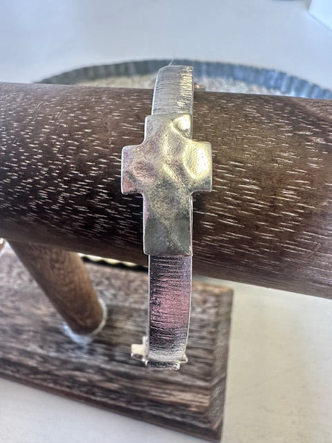 HAMMERED CROSS BANGLE