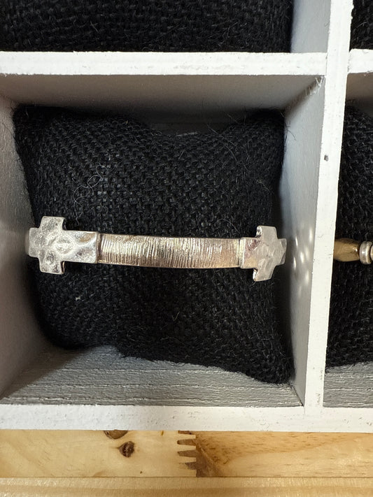 HAMMERED CROSS METAL BRACELET