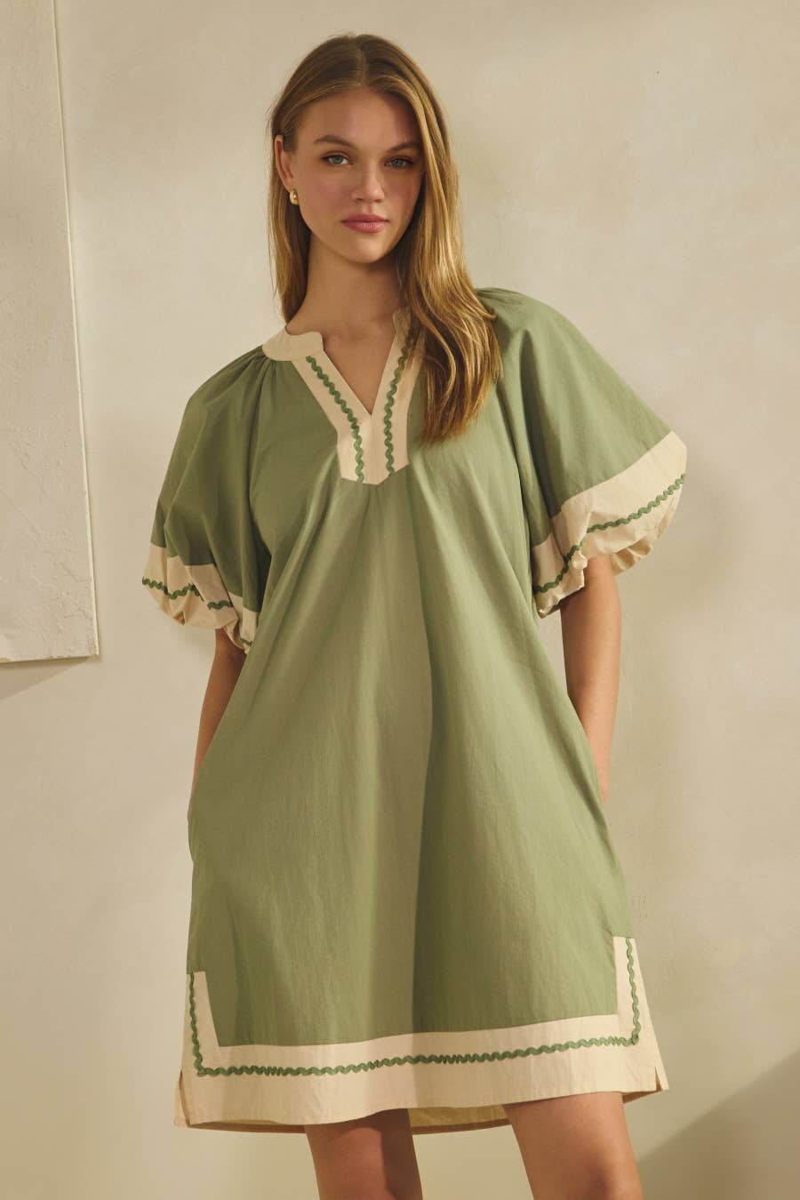 Contrast-trim Shift Dress