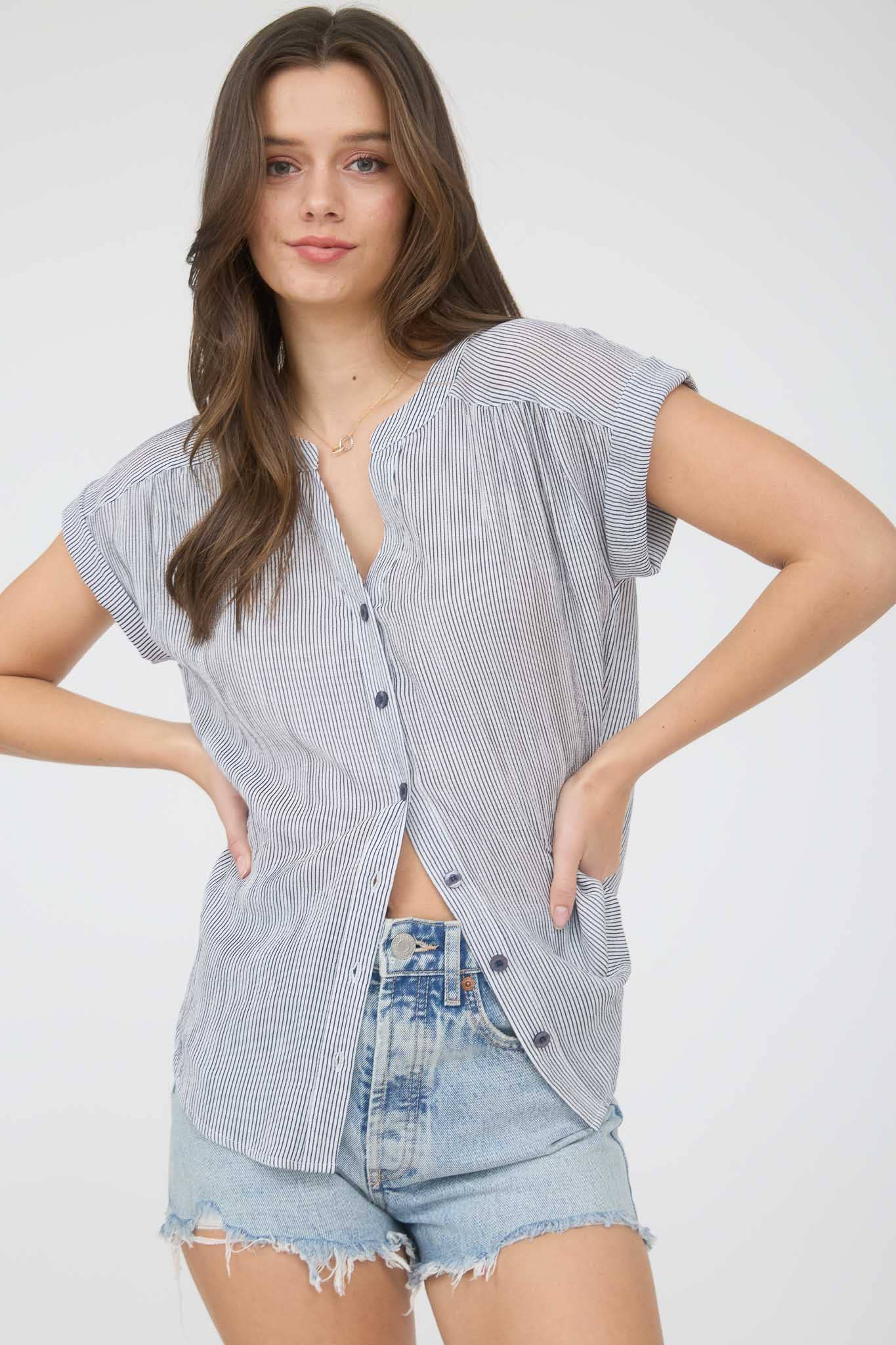 PINSTRIPE SHORT CUFF SLEEVE BUTTON DOWN SHIRT: CHAMPAGNE