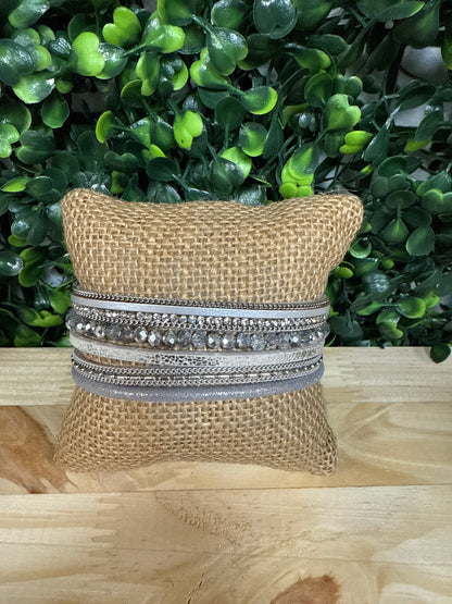 MAGNETIC CLASP BEAD BRACELET