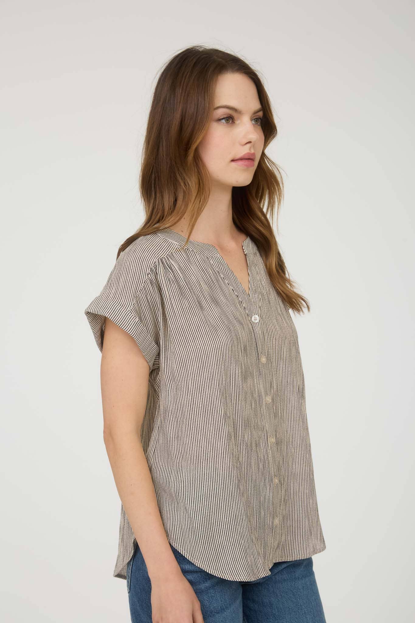 PINSTRIPE SHORT CUFF SLEEVE BUTTON DOWN SHIRT: CHAMPAGNE