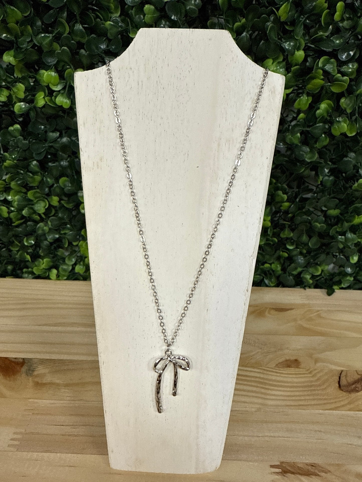 HAMMERED BOW NECKLACE
