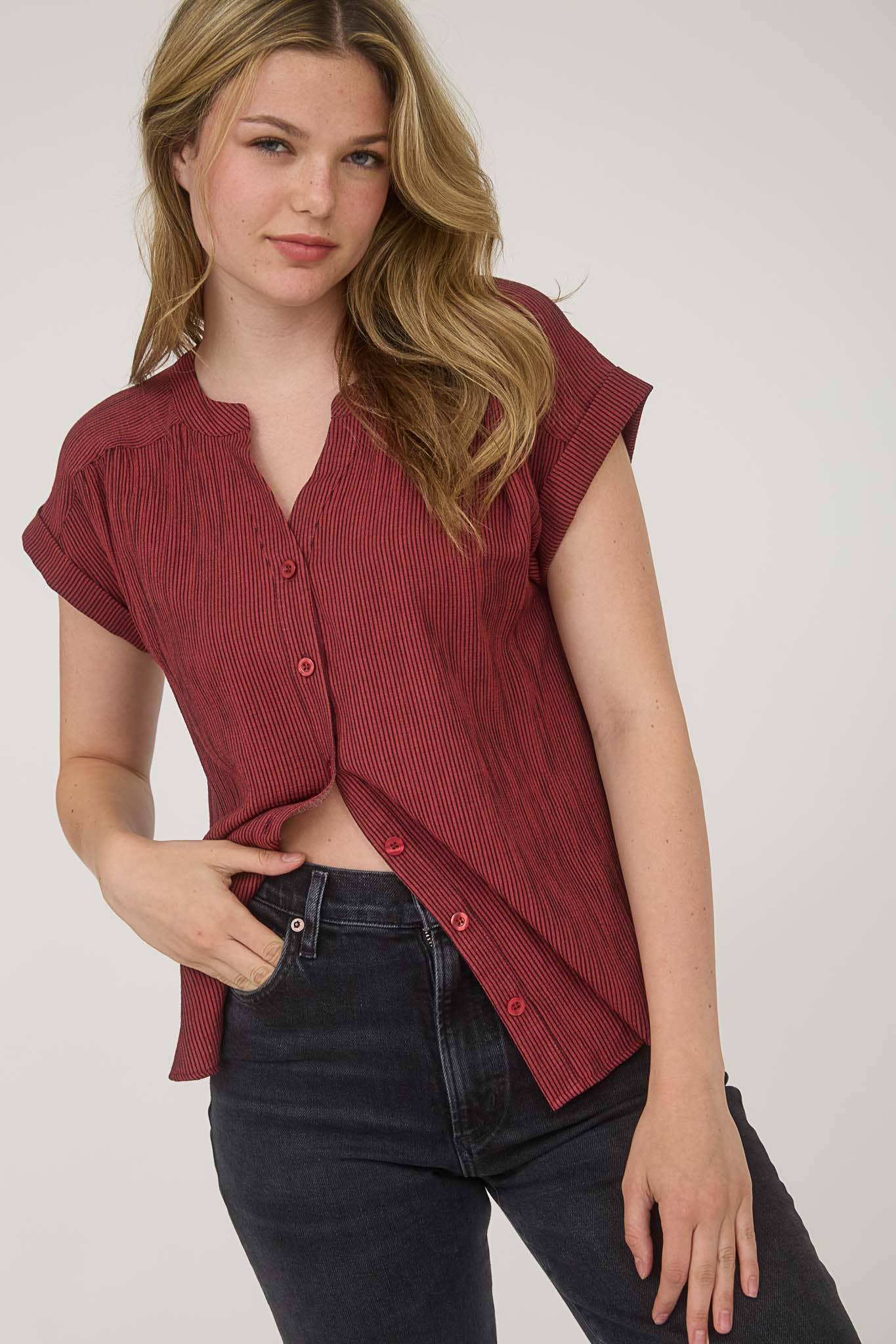 PINSTRIPE SHORT CUFF SLEEVE BUTTON DOWN SHIRT: CHAMPAGNE