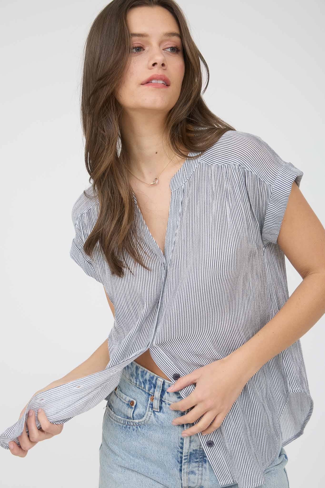 PINSTRIPE SHORT CUFF SLEEVE BUTTON DOWN SHIRT: CHAMPAGNE