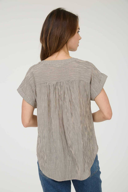 PINSTRIPE SHORT CUFF SLEEVE BUTTON DOWN SHIRT: CHAMPAGNE