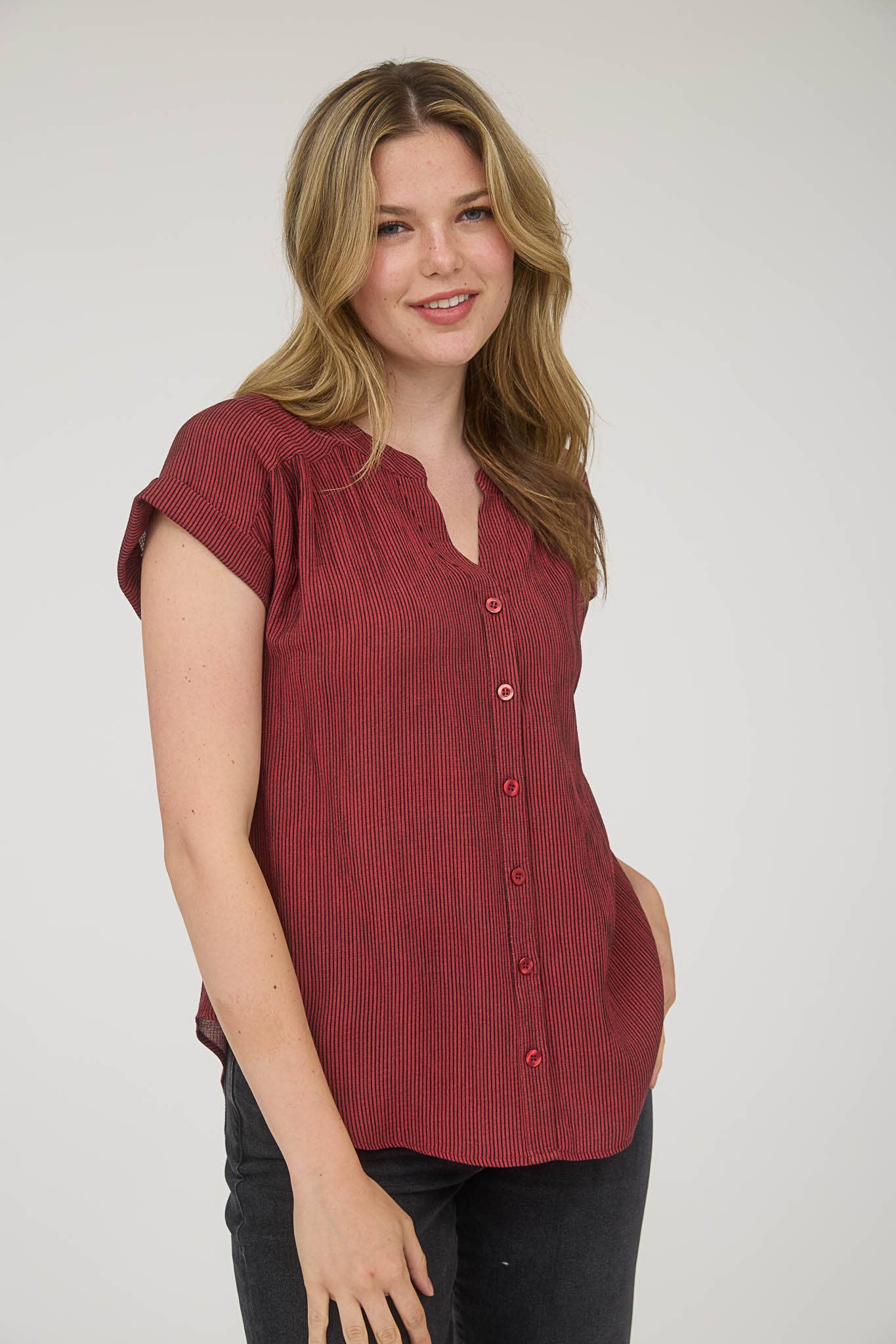 PINSTRIPE SHORT CUFF SLEEVE BUTTON DOWN SHIRT: CHAMPAGNE