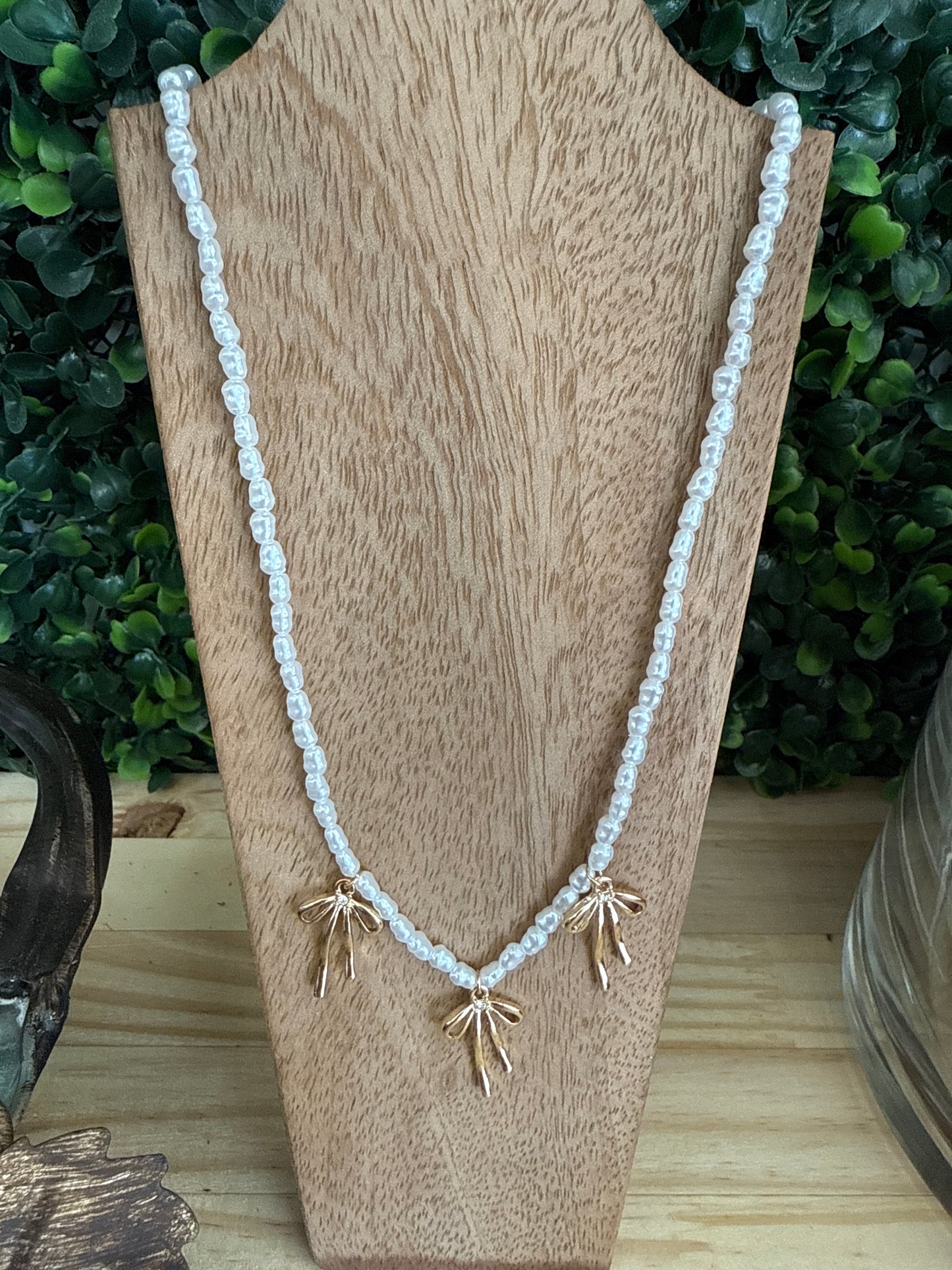 TRIPLE NATURAL BOW PEARL