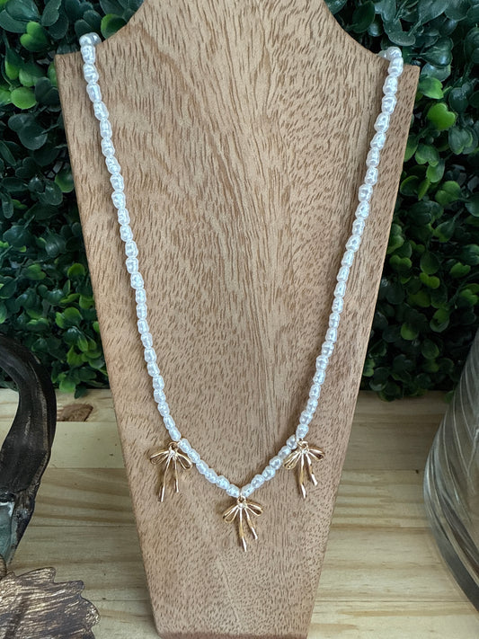 TRIPLE NATURAL BOW PEARL