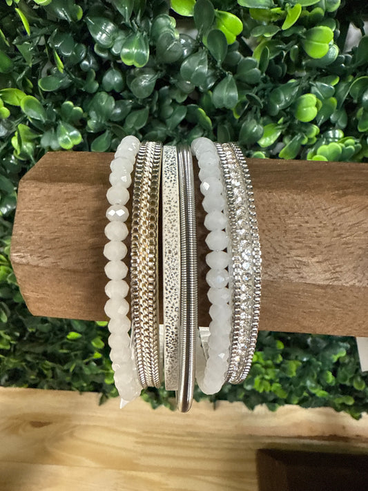 MAGNETIC CLASP BEAD BRACELET