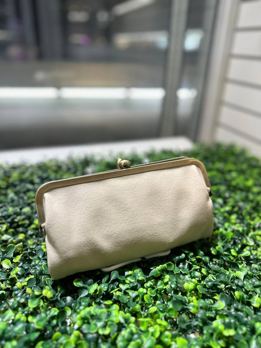 BP208SU Faux Suede Two Tone Kiss Lock Clutch