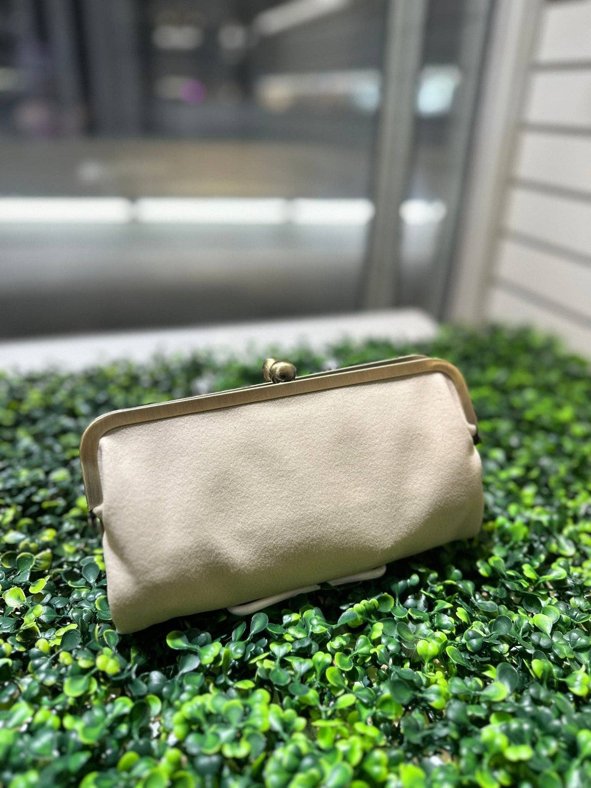 BP208SU Faux Suede Two Tone Kiss Lock Clutch