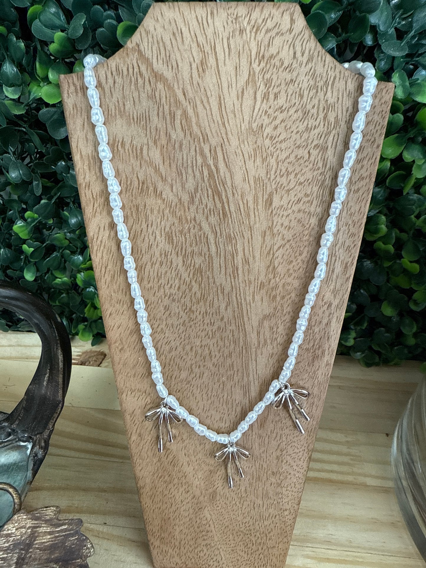 TRIPLE NATURAL BOW PEARL