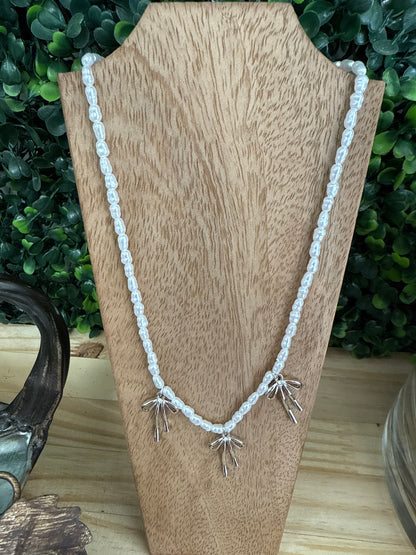TRIPLE NATURAL BOW PEARL