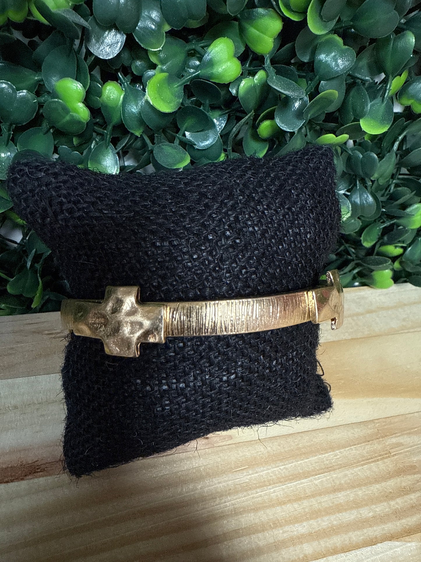 HAMMERED CROSS METAL BRACELET