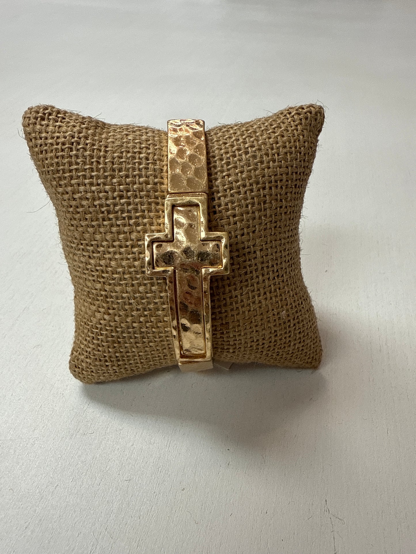 HAMMERED CROSS METAL BRACELET