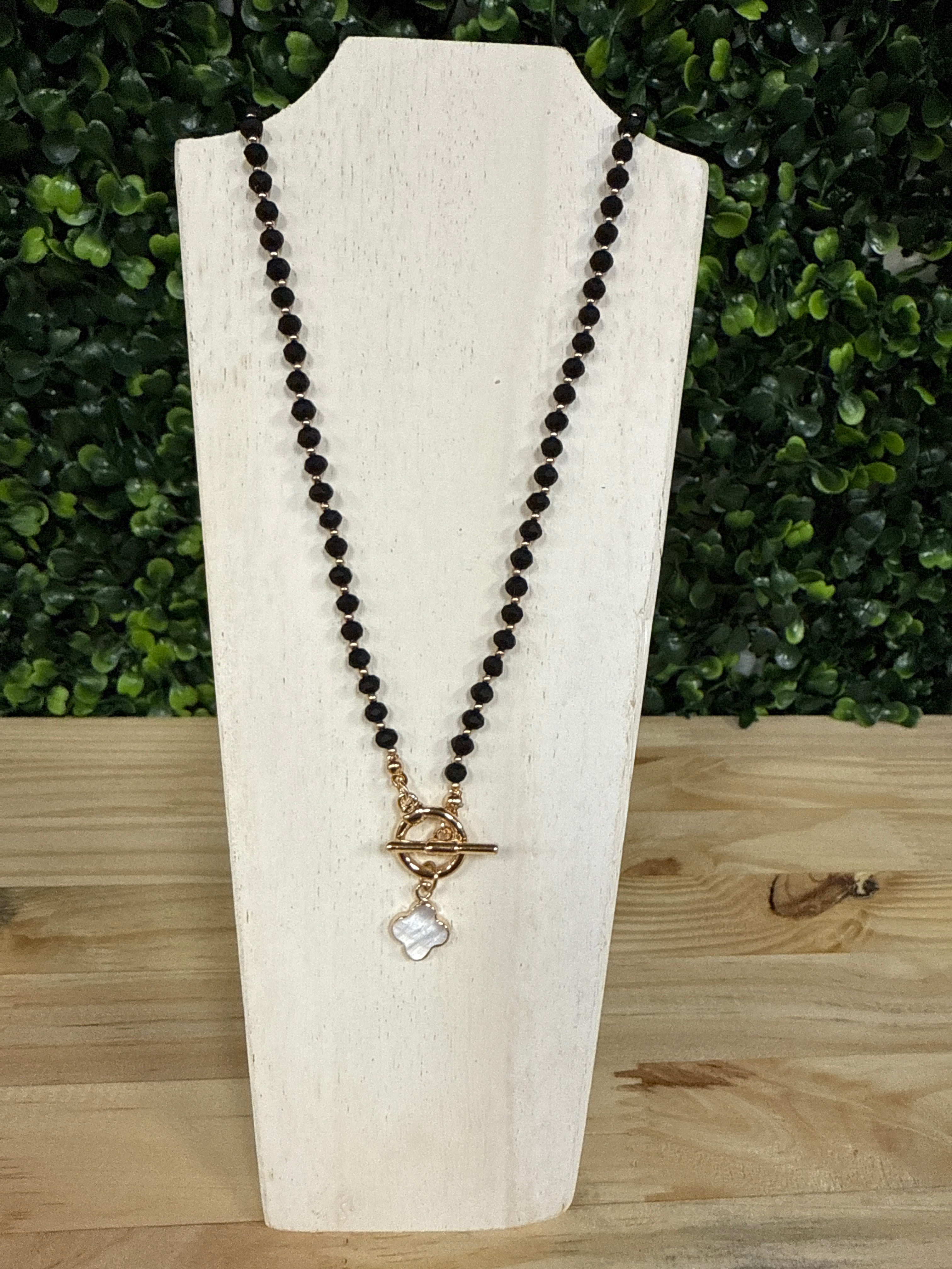 GLASS BEAD CLOVER NECKLACE
