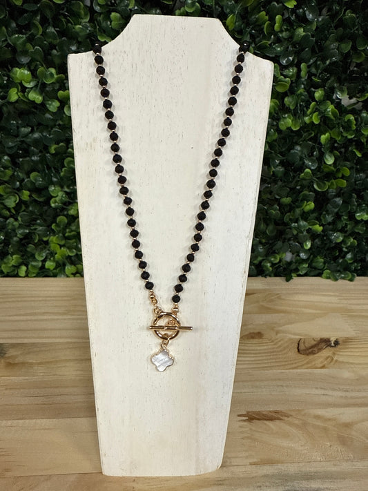 GLASS BEAD CLOVER NECKLACE
