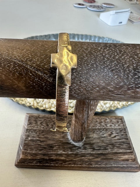HAMMERED CROSS BANGLE