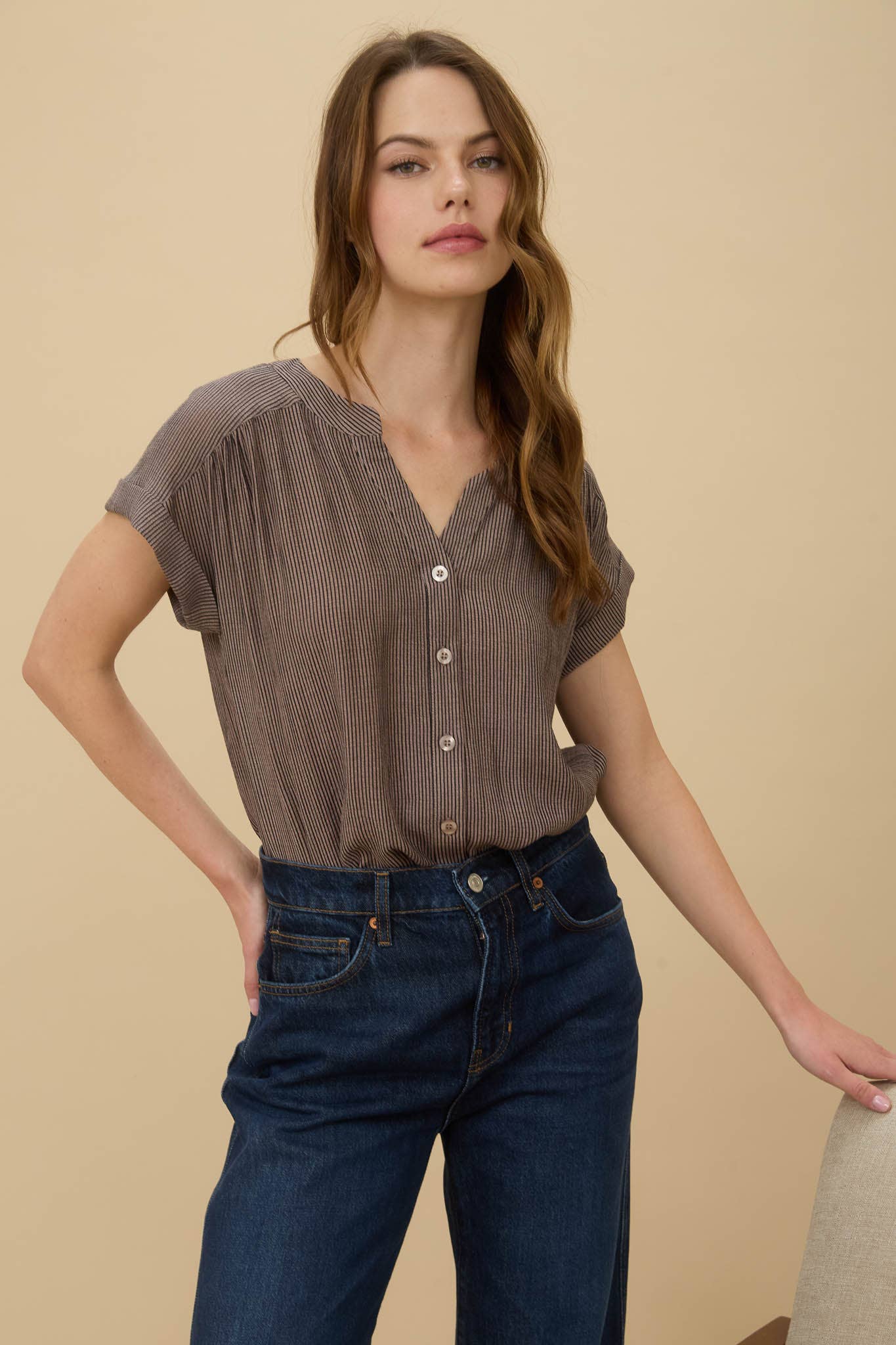 PINSTRIPE SHORT CUFF SLEEVE BUTTON DOWN SHIRT: CHAMPAGNE