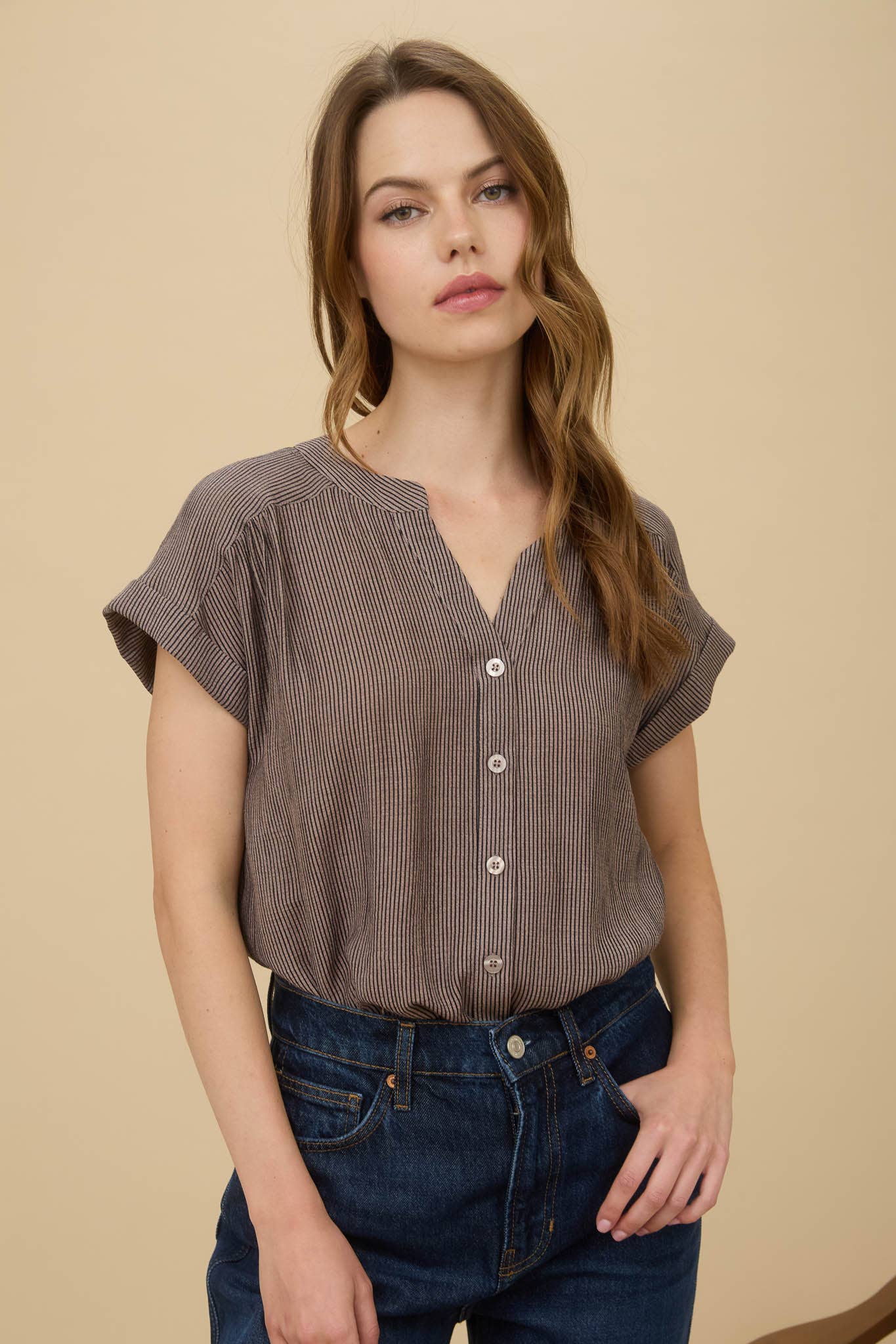 PINSTRIPE SHORT CUFF SLEEVE BUTTON DOWN SHIRT: CHAMPAGNE