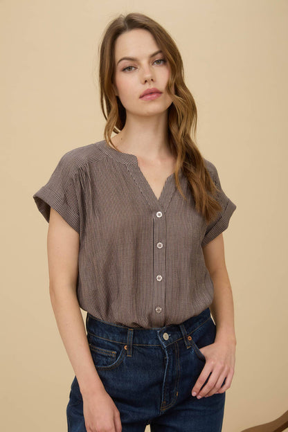PINSTRIPE SHORT CUFF SLEEVE BUTTON DOWN SHIRT: CHAMPAGNE
