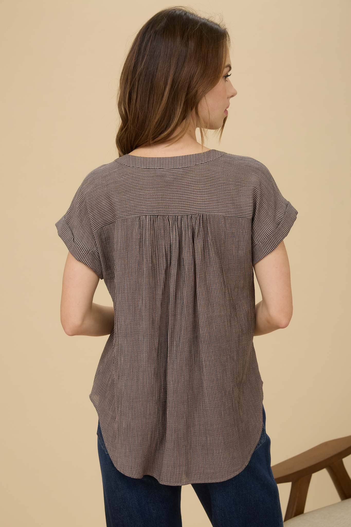 PINSTRIPE SHORT CUFF SLEEVE BUTTON DOWN SHIRT: CHAMPAGNE